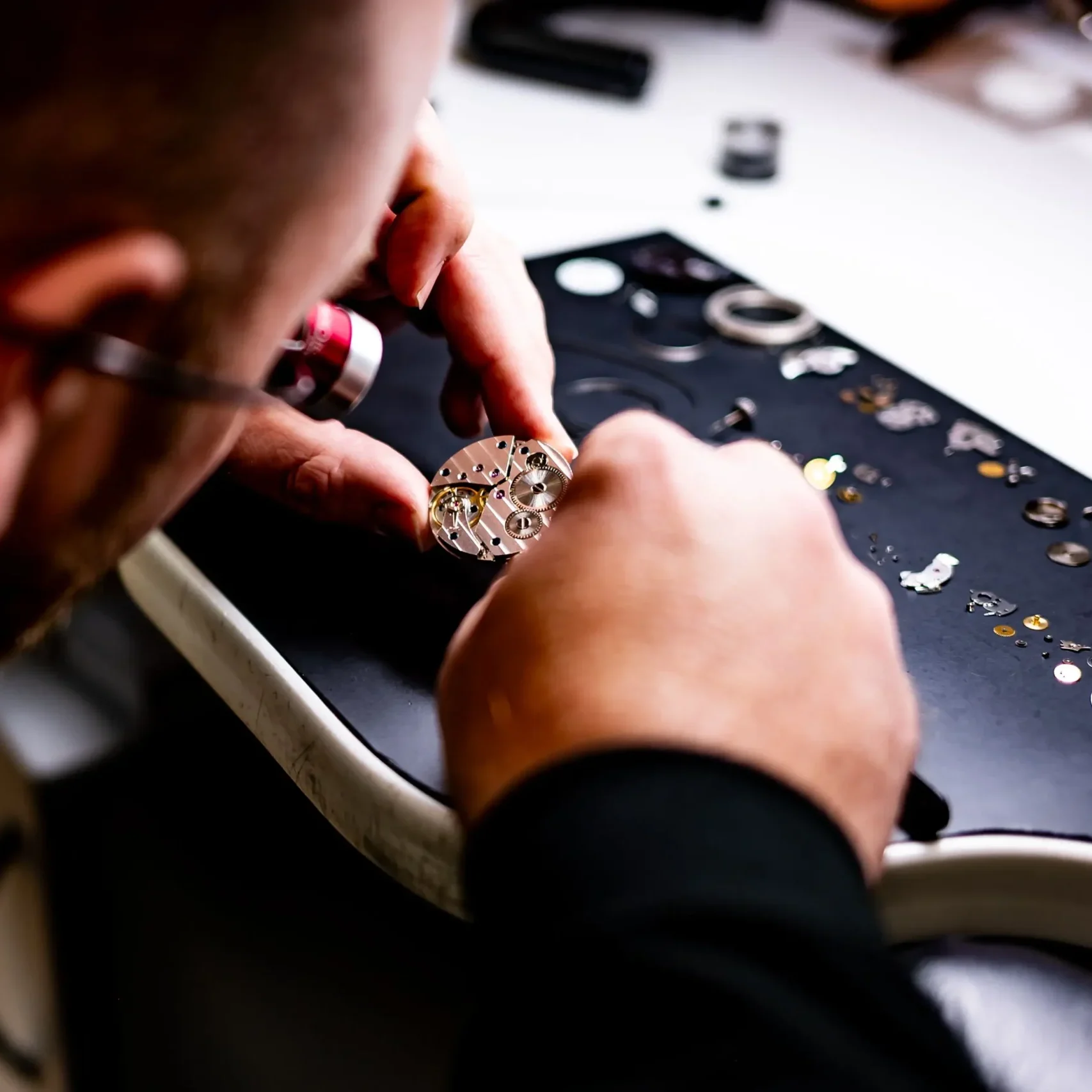Watch refinishing service in Dubai for case polishing, bracelet refinishing, bezel work and crystal cleaning